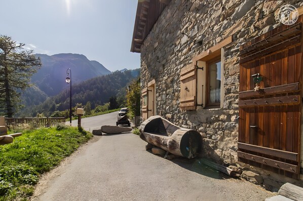 Property grounds - Chalet 'Le Lagopede' with Mountain View and Wi-Fi (Montricher-Albanne)