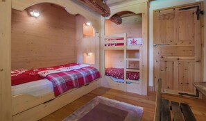 2 bedrooms, free WiFi, bed sheets - Chalet 'Le Lagopede' with Mountain View and Wi-Fi (Montricher-Albanne)