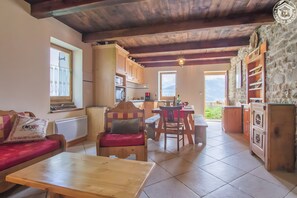 Interior - Chalet 'Le Lagopede' with Mountain View and Wi-Fi (Montricher-Albanne)