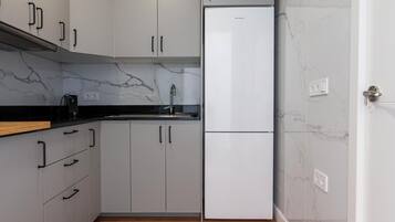 Een koelkast, een magnetron, een oven, een kookplaat