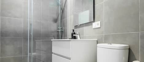 Dusche, Haartrockner, Handtücher