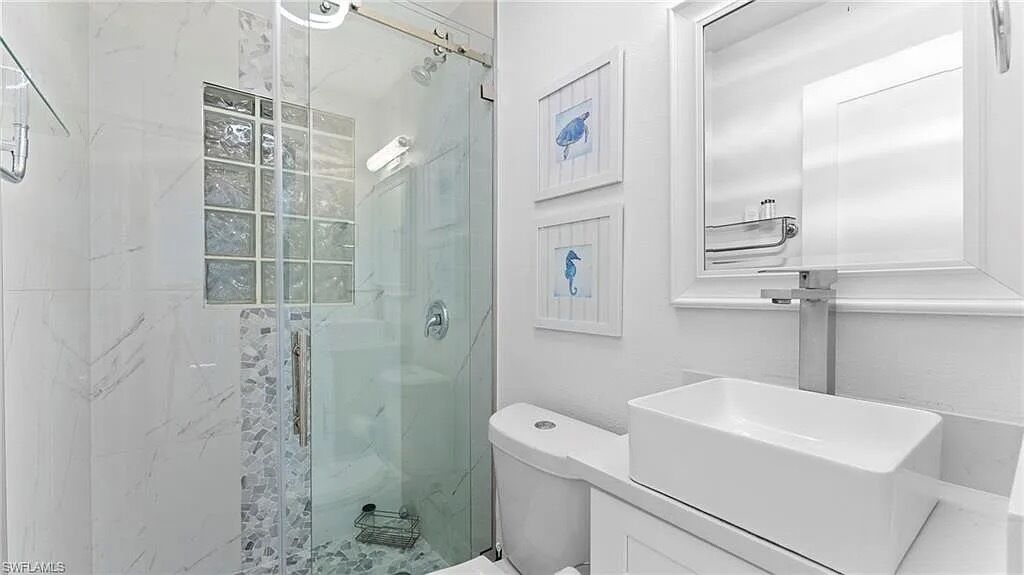 Fresh, Modern Bathroom for a Comfortable Stay