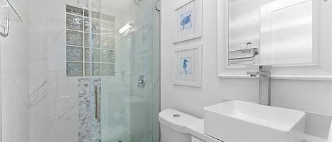 Fresh, Modern Bathroom for a Comfortable Stay