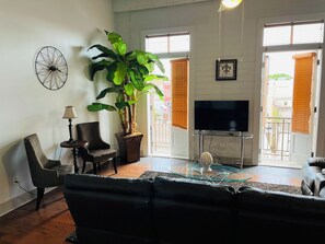 Smart TV - New Unit! Near Bourbon St. Book for Festivals ! Great for Small Groups Birthdays (New Orleans)