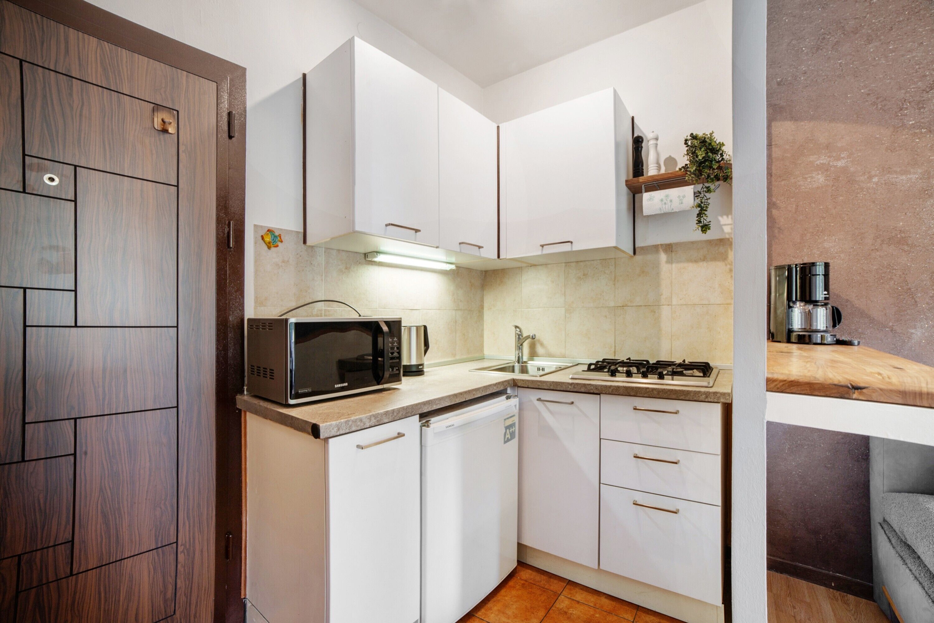 冷蔵庫、電子レンジ、コンロ、コーヒー / ティーメーカー