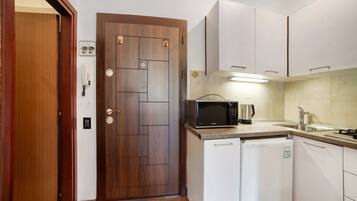 Fridge, microwave, stovetop, coffee/tea maker