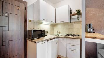 Refrigerador, microondas, placa de cocina, cafetera/tetera