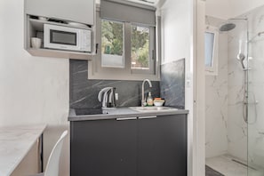 Frigorifero, microonde, forno, piano cottura