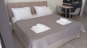 1 chambre, fer et planche à repasser, Wi-Fi gratuit, draps fournis