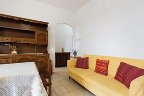 TV, fireplace - Apartment 'Un Oasi Di Tranquillità' with Mountain View, Private Garden and Wi-Fi (San Michele)