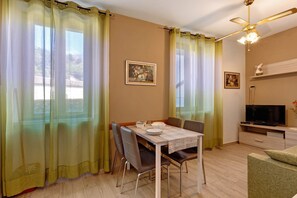 Dining - Apartment 'Casabb Vista Giardino' with Mountain View and Wi-Fi (Toscolano Maderno)