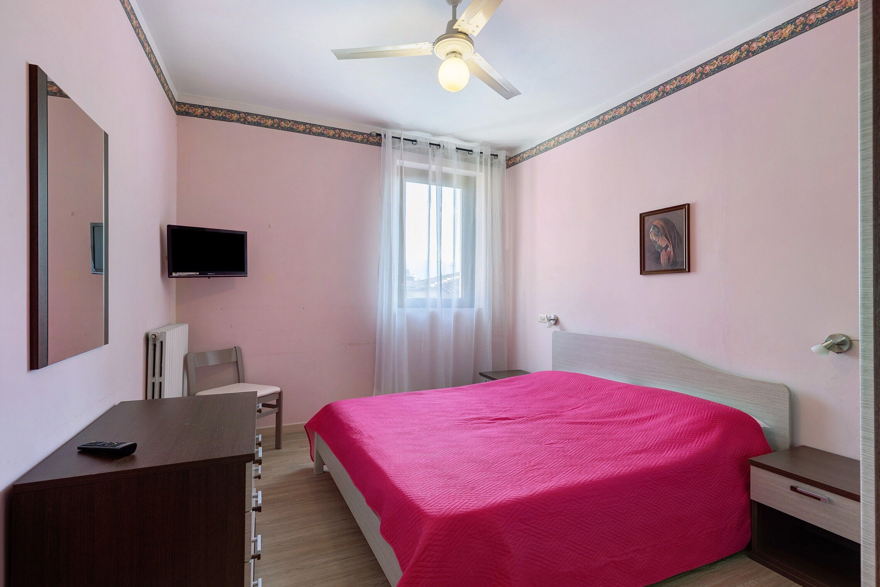 Silitysrauta/-lauta, ilmainen Wi-Fi, vuodevaatteet