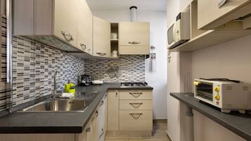 Frigorifero, microonde, piano cottura, macchina per tè/caffè