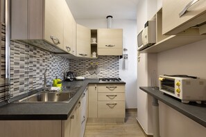 Kühlschrank, Mikrowelle, Herdplatte, Wasserkocher mit Kaffee-/Teezubehör