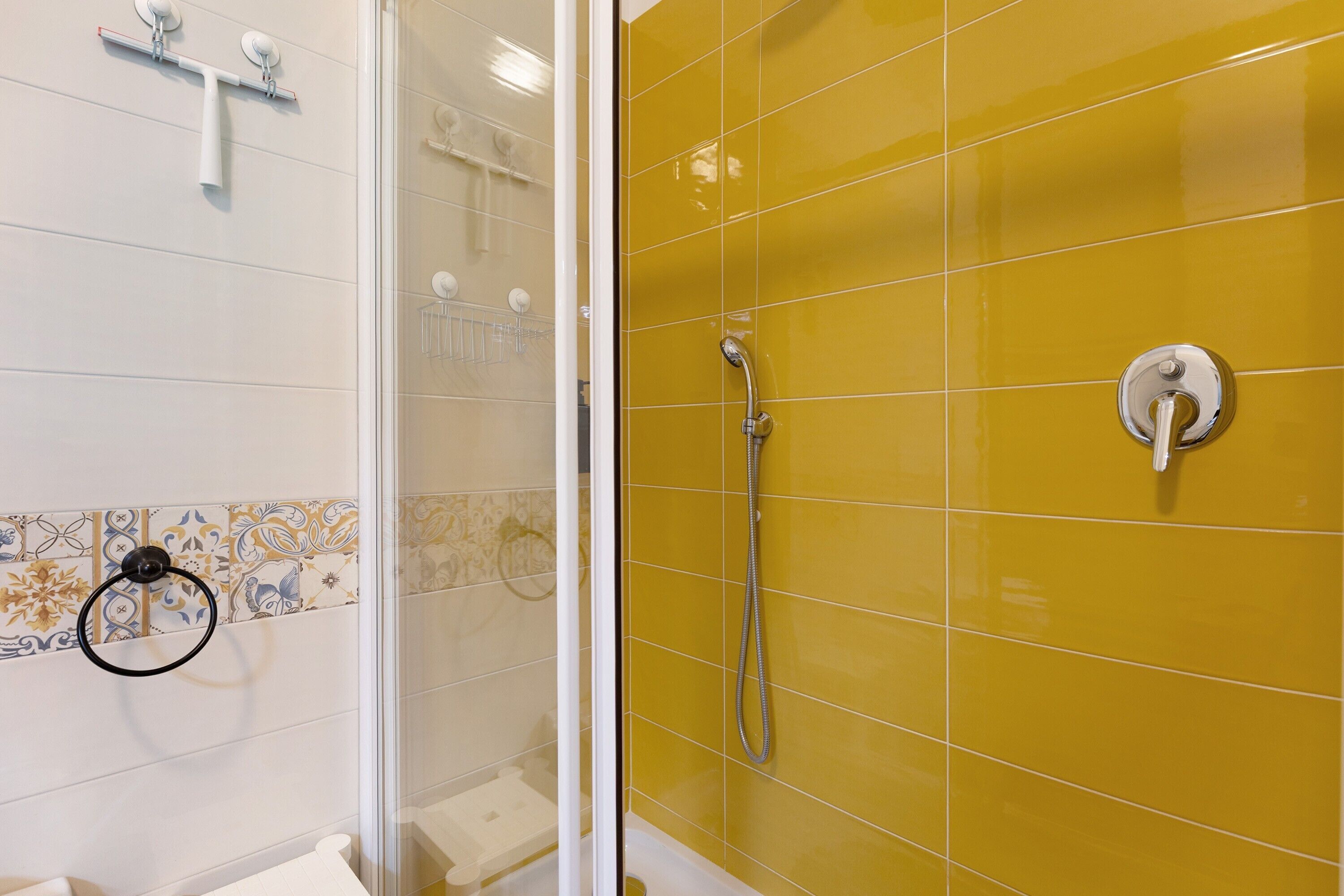 Douche, articles de toilette gratuits, sèche-cheveux