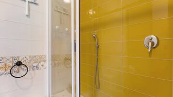 Douche, articles de toilette gratuits, sĂšche-cheveux