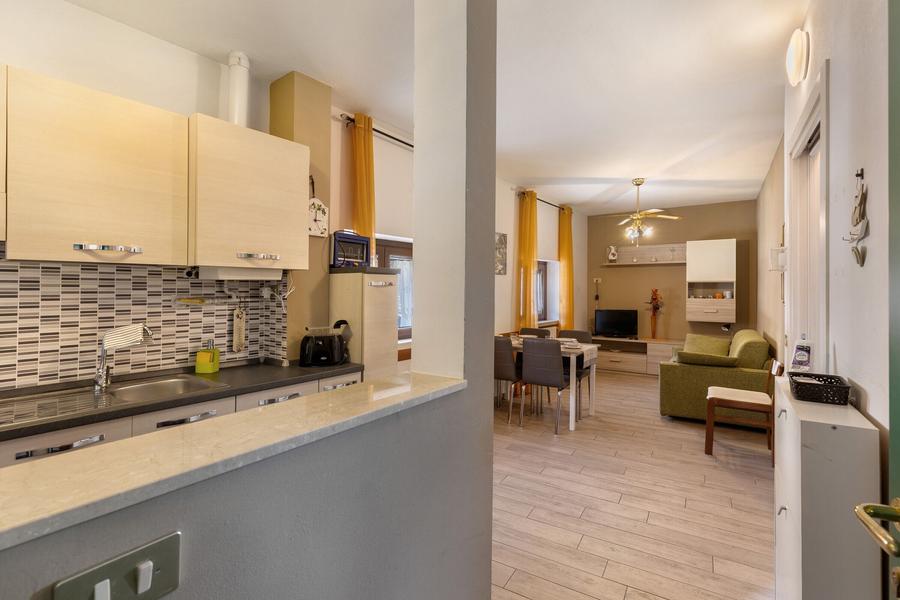 Frigorifero, microonde, piano cottura, macchina per tè/caffè