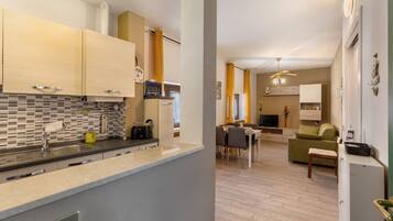 Frigorifero, microonde, piano cottura, macchina per tè/caffè