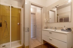 Suihku, hiustenkuivaaja, pyyhkeet