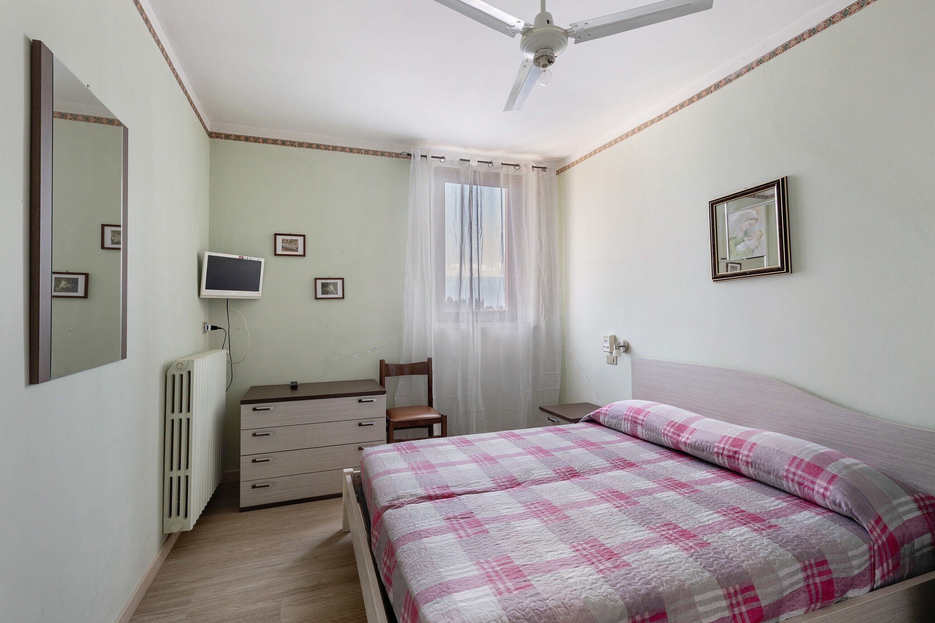 Silitysrauta/-lauta, ilmainen Wi-Fi, vuodevaatteet