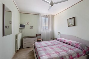 Silitysrauta/-lauta, ilmainen Wi-Fi, vuodevaatteet