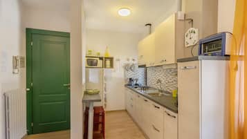 Refrigerador, microondas, parrilla de estufa y cafetera y tetera