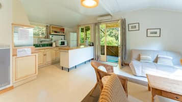 Una televisión, una mesa de tenis de mesa