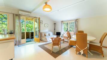 Una televisión, una mesa de tenis de mesa