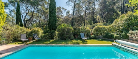 حمّام سباحة مُدفَّأ