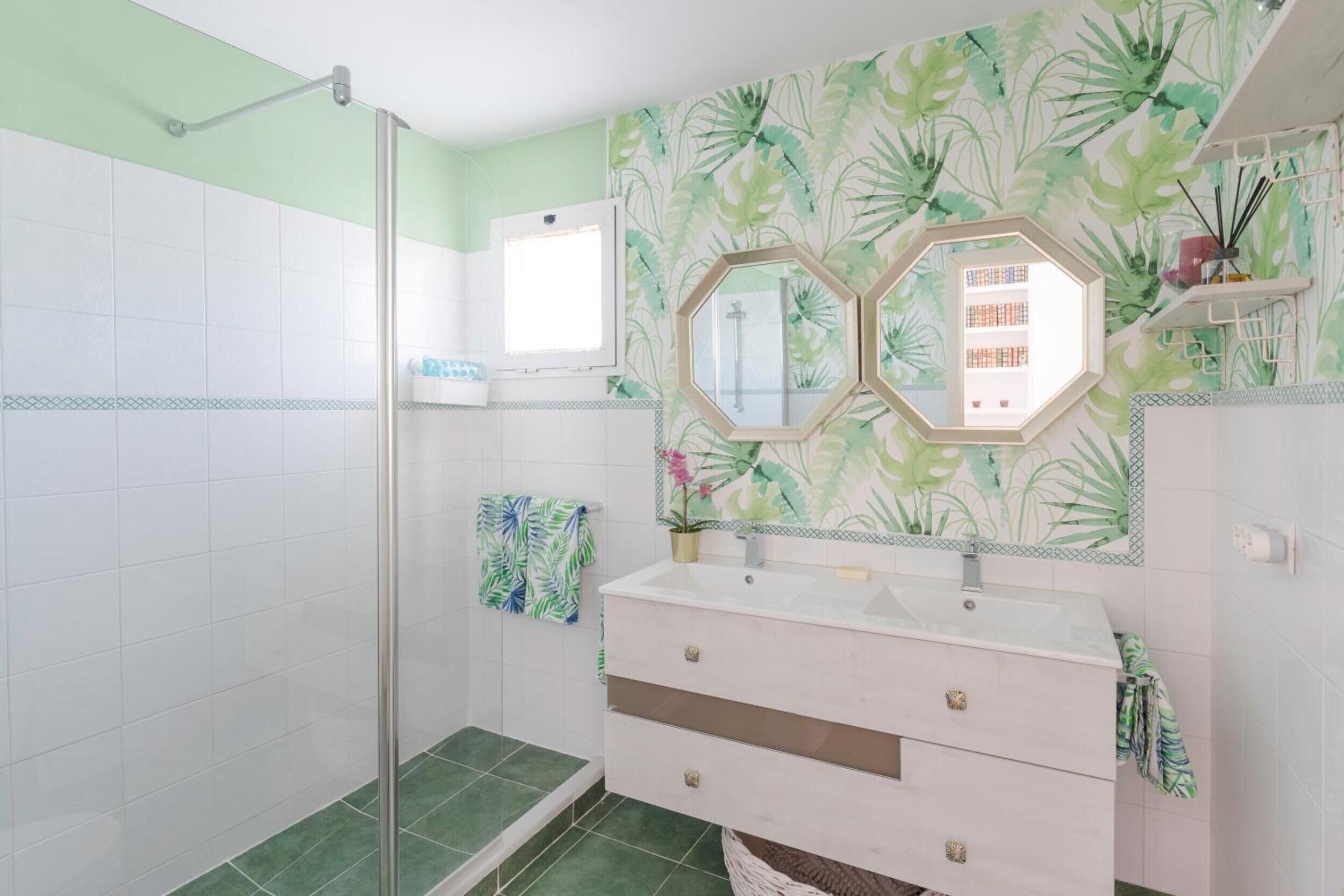 Shower, hair dryer, towels