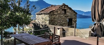 Holiday Apartment '4' with Lake View, Shared Pool and Wi-Fi