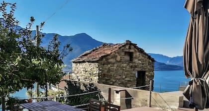 Holiday Apartment '3' with Lake View, Shared Pool and Wi-Fi