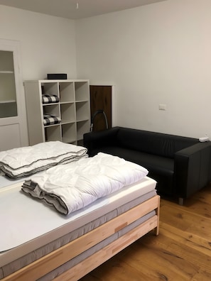 2 bedrooms, free WiFi, bed sheets - Apartment '3' with Lake View, Shared Pool and Wi-Fi (Montemezzo)