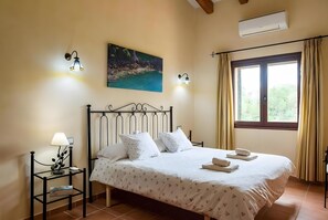 6 bedrooms, iron/ironing board, free WiFi, bed sheets