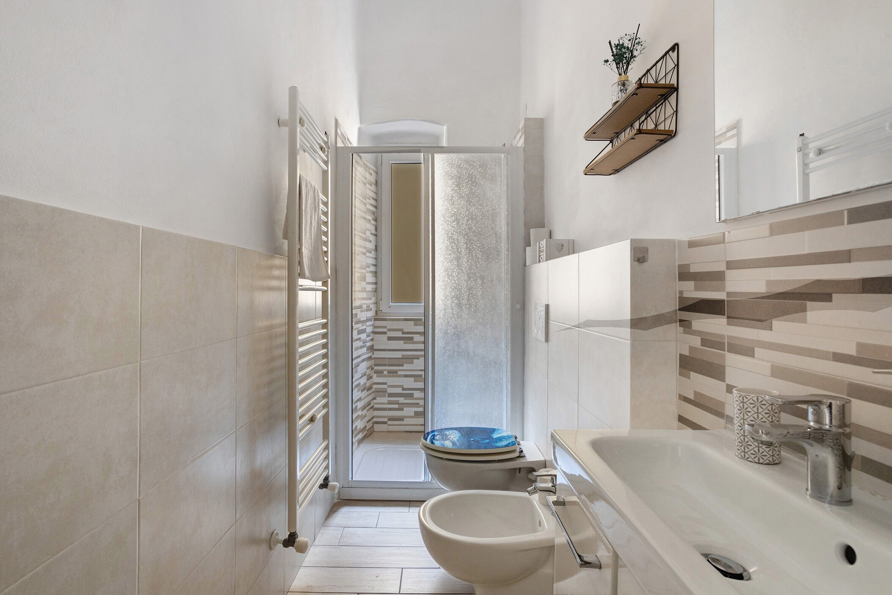 Regadera, secadora de cabello, toallas 