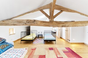 4 bedrooms, iron/ironing board