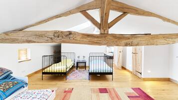 4 bedrooms, iron/ironing board