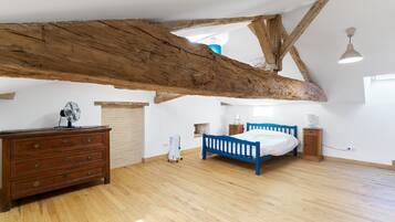 4 bedrooms, iron/ironing board