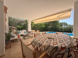 Outdoor dining - Holiday Home 'Tres' with Private Pool, Private Terrace and Wi-Fi (Es mercadal)