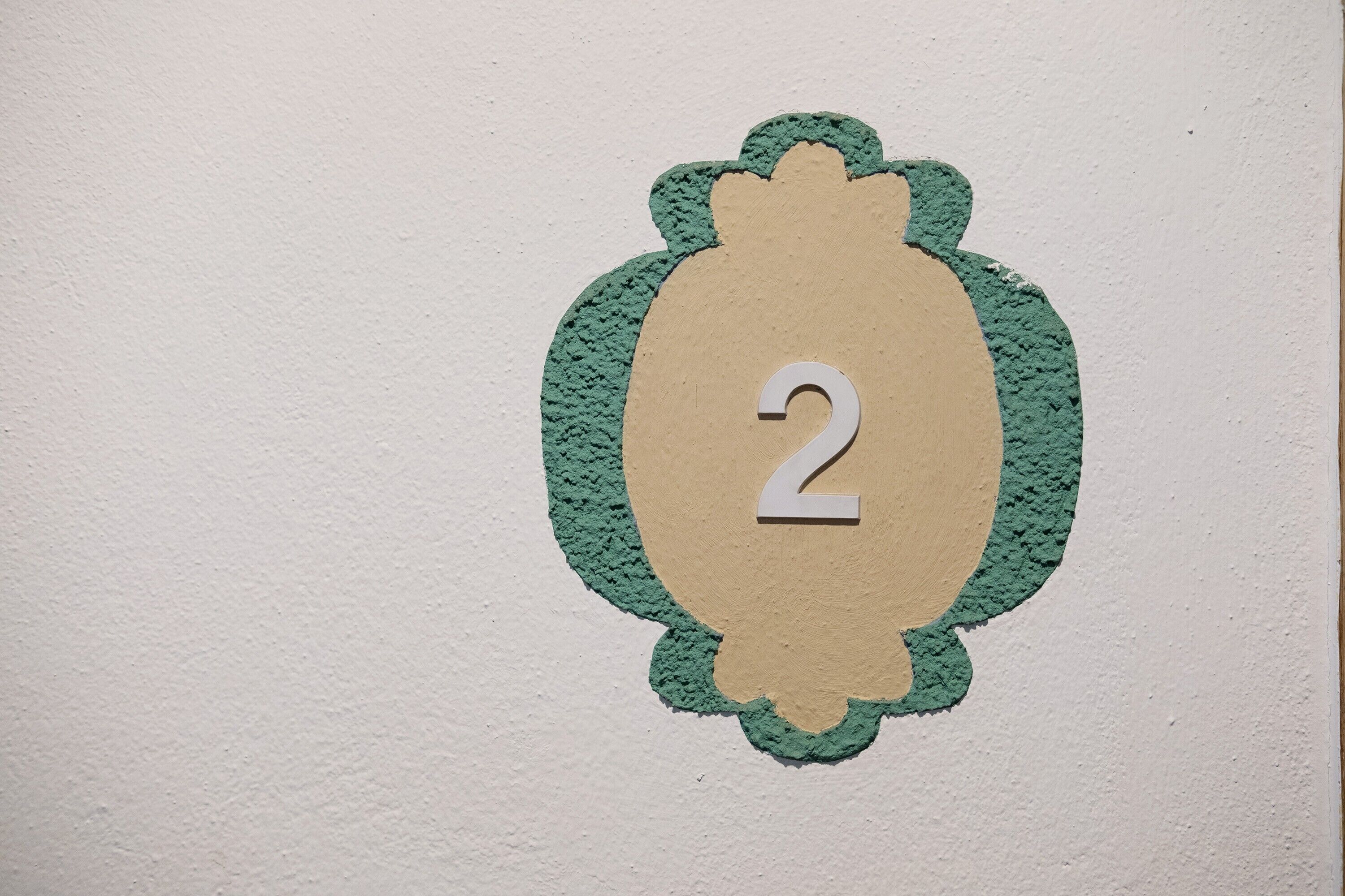 Een wandbord met het cijfer 2.