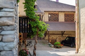 Property grounds - Apartment 'Schnatzhof A2' with Mountain View, Shared Pool and Wi-Fi (Silandro)