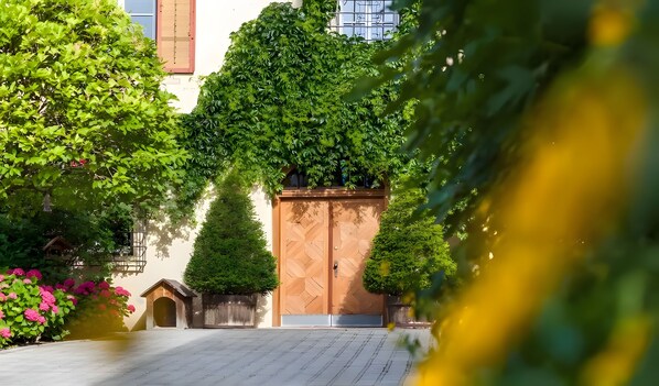 Exterior detail - Apartment 'Schnatzhof Type B4' with Mountain View, Pool and Private Terrace (Silandro)