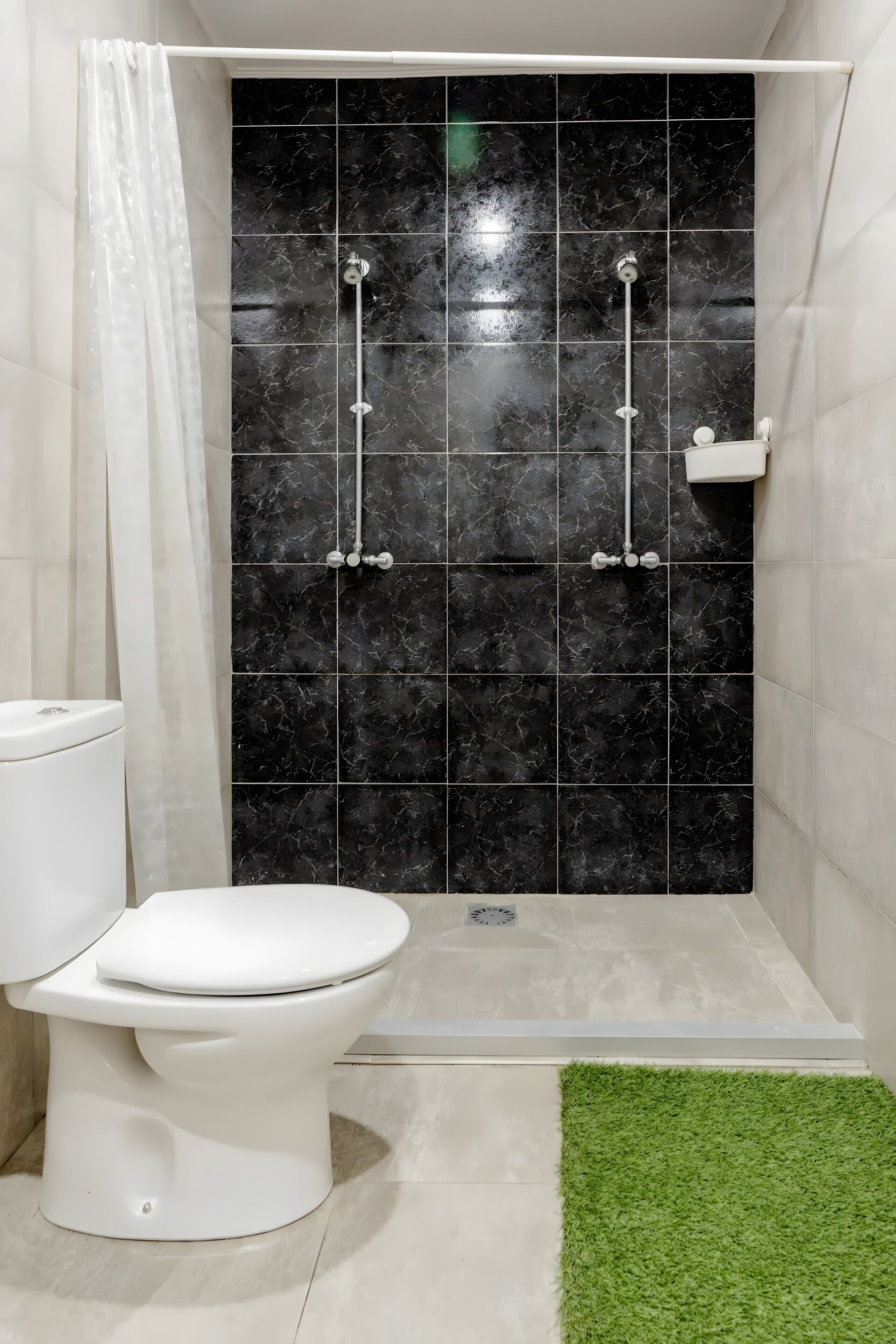 Douche, sèche-cheveux, serviettes fournies