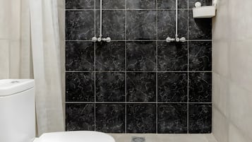 Douche, sĂšche-cheveux, serviettes fournies