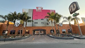Een hotel met een opvallend bord waarop 