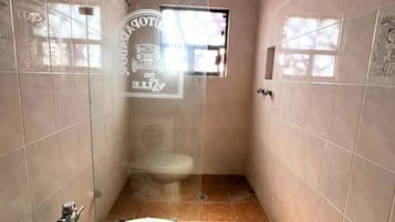 Standardzimmer | Badezimmer | Dusche, kostenlose Toilettenartikel, Handtücher