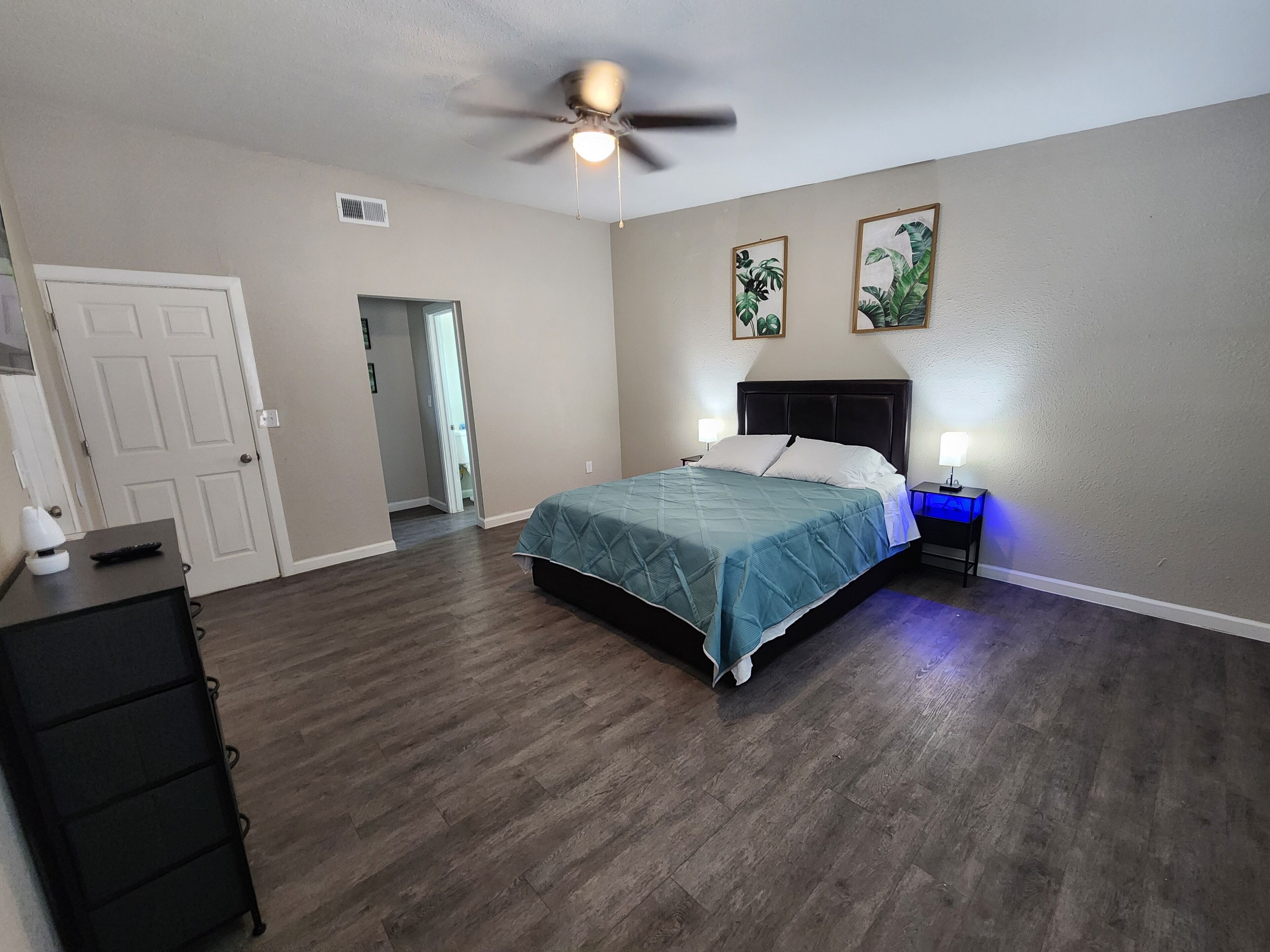 3 habitaciones, tabla de planchar con plancha, wifi y ropa de cama 