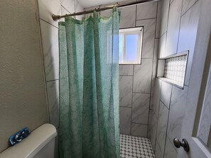 Dusche, Haartrockner, Handtücher, Seife