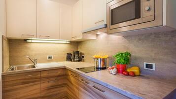 Réfrigérateur, micro-ondes, plaque de cuisson, bouilloire électrique