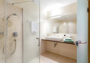 Shower, hair dryer, towels - Apartment 'Schnatzhof Typ A3' with Mountain View, Shared Pool and Wi-Fi (Silandro)